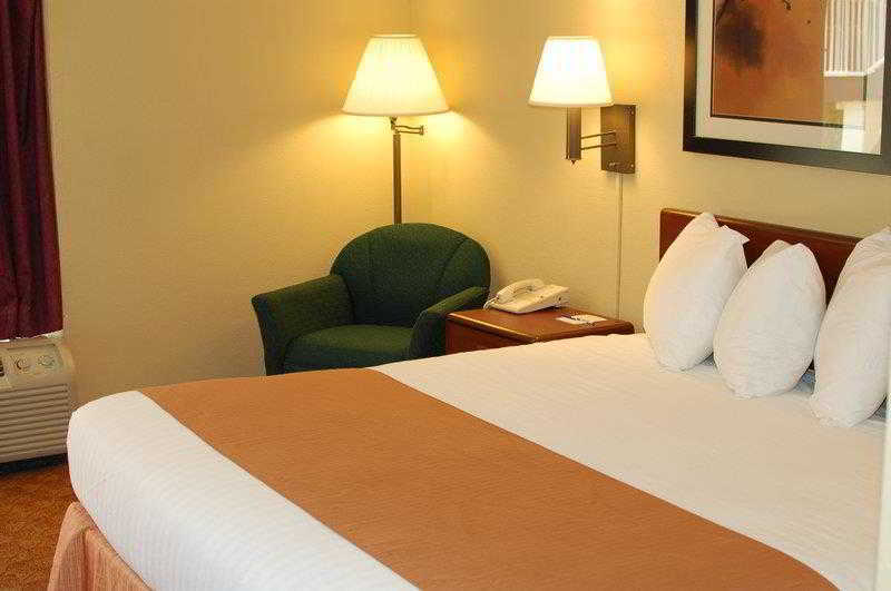 Clarion Pointe Morrow - Atlanta South Hotel Room photo